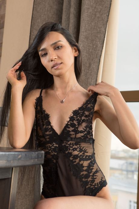 Die reizvolle Teen Rezza entfernt schwarze Dessous, um nackt in ihrem Schlafzimmer zu werden
