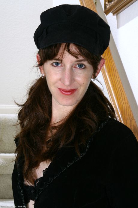 Mature blonde Jane shows off her big ass & her hot body in a solo