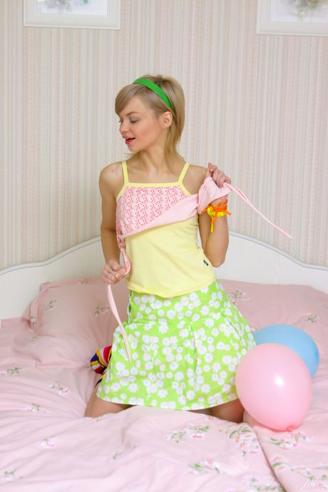 Teen Model Cindy B blir naken på sin säng i flerfärgade strumpor
