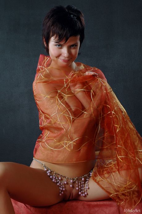 Ninelle هو جمال مذهل مع جسم نحيف وحمار مثير تحب أن تظهر
