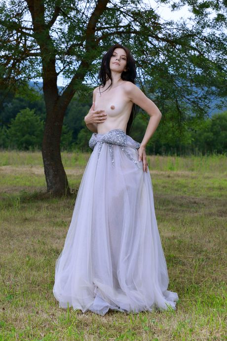 Belle Aleksandrina rusa se quita una manta en el campo
