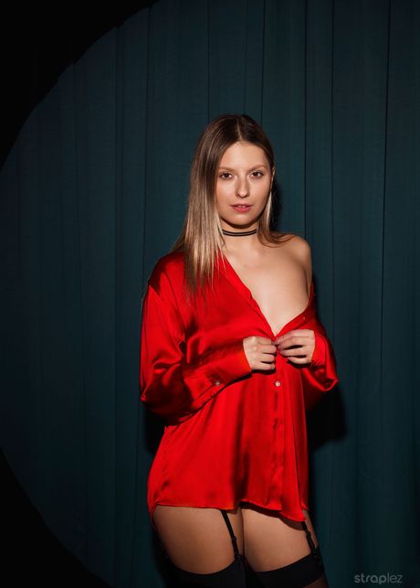 Amelia D og hendes kæreste har det sjovt med en enorm strapon pik
