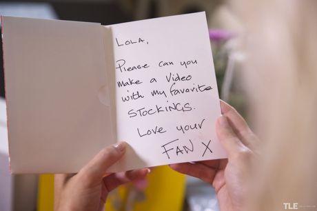 Sexy blonde tiener dido engel vingers haar kutje in kousen en hakken
