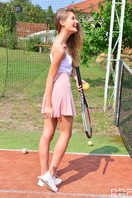 Ungarsk teenager Tiffany Tatum får hendes fisse slikket og piket udendørs
