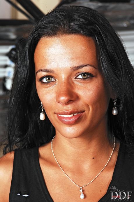 セクシー美女シャリーナ・デヴァインがビキニを脱いでホットなお尻を見せる
