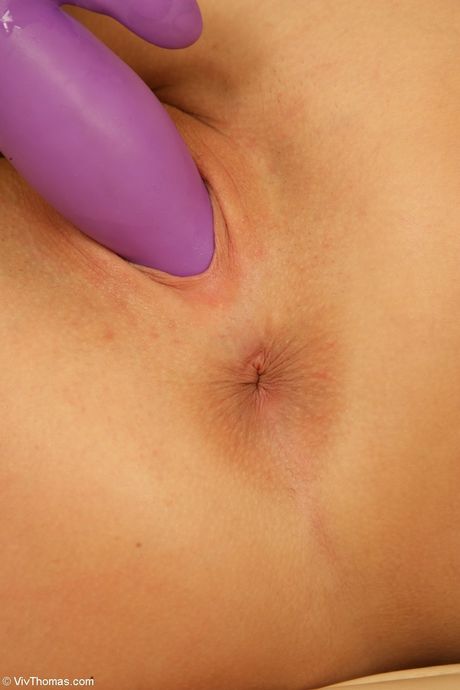 Brunette sexy Ivette Blanche se masturbe avec un vibrateur en bas noir
