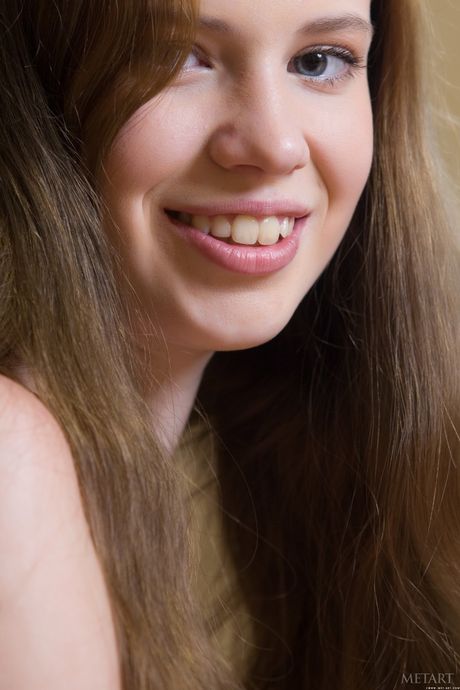 Russian Belle Gillian A wird nackt und masturbiert mit einem Spielzeug
