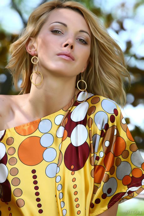 リーンなティーン、リリーAが小さなおっぱいを見せて全裸ポーズ
