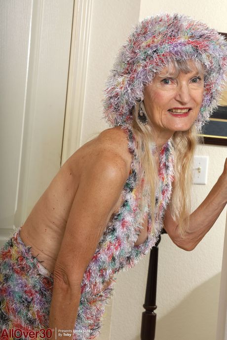 Mature woman Linda Jones shows her saggy tits and her vagina