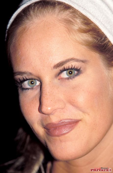 Reife Pornostars Cassandra Wild & Wanda Curtis werden in einer Orgie gerammt
