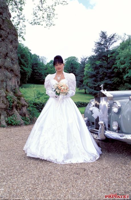 Private: 갈색 신부 타니아 루소프가 뜨거운 입으로 털이 많은 보지를 섹스합니다.