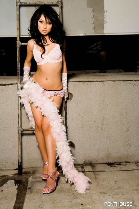 La fille tatouée Ava Rose révèle son gros butin et pose dans une lingerie chaude
