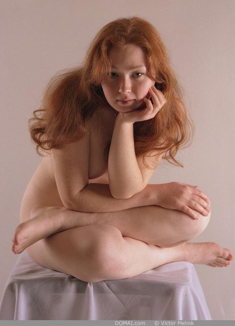 نماذج الزنجبيل الحمراء الصغيرة عارية تمامًا بجرأة
