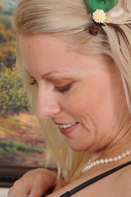 Blonde Milf Zoey Tyler viser sin store bytte og hendes varme fødder i strømper
