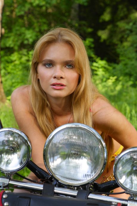 Rubia rubia Ruslana D se desnuda en los talones en una playa de arena
