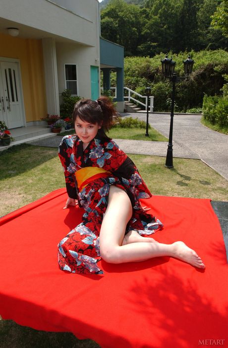 Maki A resalta su coño peludo y sus grandes tetas mientras toca su guitarra en el patio
