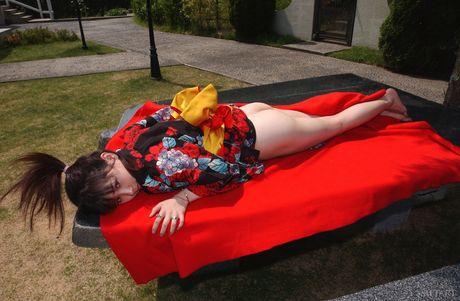 Maki A belyser hennes håriga fitta och stora tuttar när hon spelar sin gitarr på gården
