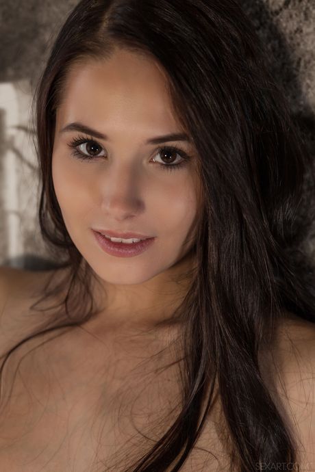 Ønskelig tenåring Vanessa Angel strips hennes undertøy og erter med de store puppene og rumpa
