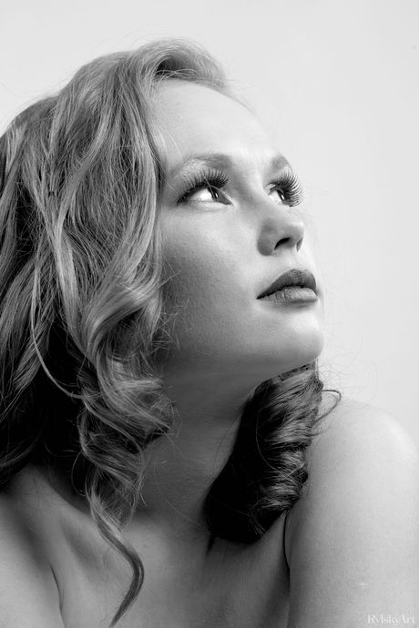 솔로 촬영에서 누드 포즈를 취하는 마른 러시아 여성 카이사리아
