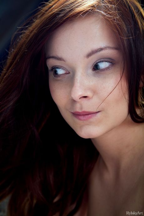 Delikat teen anelie bliver nøgen i et badekar, mens du tager et boblebad
