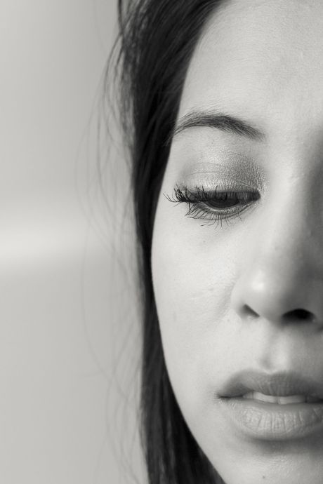 The Life Erotic: Adolescente británica Paula tímida tira y se masturba su coño en un solo