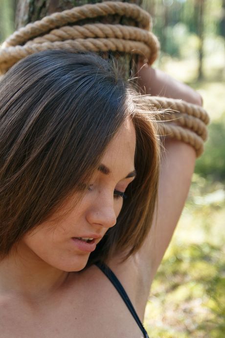 Hot Teen Mira V in Strümpfen und Seil, die sich ausbreiten, um ihre rasierte Muschi zu zeigen
