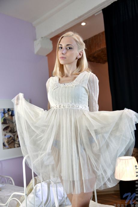 Skinny Blonde Foxy M verwijdert een zwarte bikini om naakt op hoge hakken te poseren
