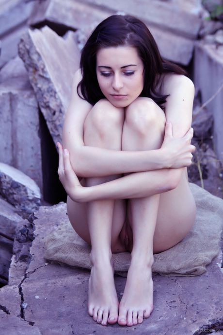 Pandora B udgør nøgen udendørs for at vise sin smukke krop
