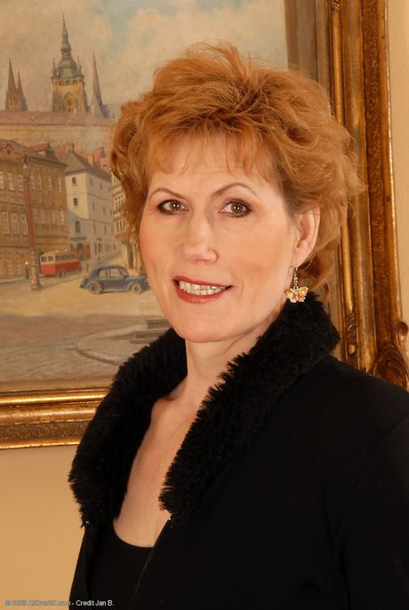 Mature amateur Georgina C shows off her perfect booty & her hot feet