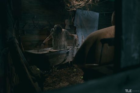 Emily J nimmt ein Bad und masturbiert mit einem Maiskolben in einer surrealen Fantasie
