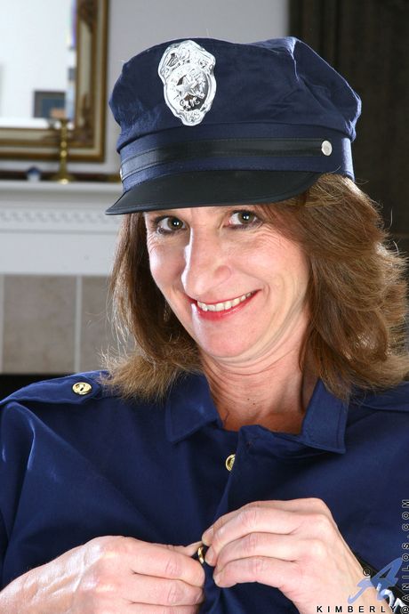 Redheaded Milf Kimberly viser den store rumpa og den barberte fitta
