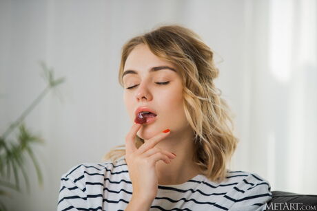 Svelte Teen Alice Shea visar hennes snäva fitta och små tuttar
