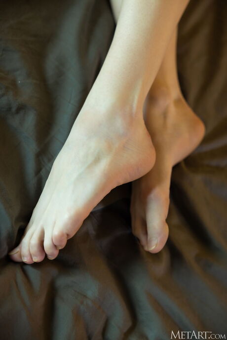 Un adolescent délicat Rona Talin supprime la lingerie noire pour poser nue dans sa chambre
