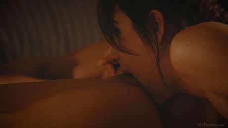 Ragazze lesbiche Ena Sweet e Cassie del Isla fanno sesso con olio d