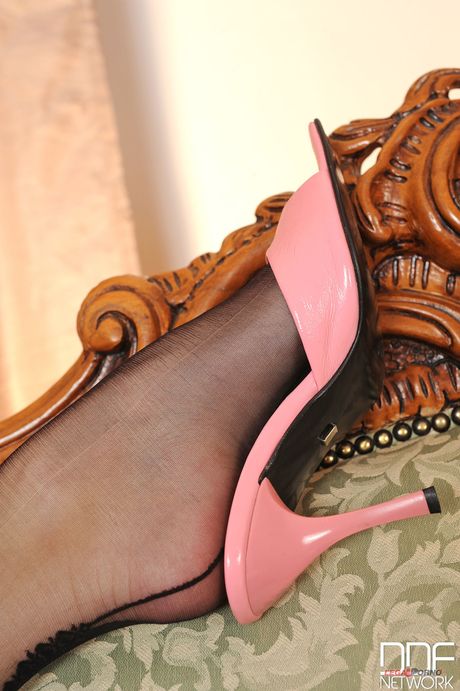 Lesbiche legy Denisa Heaven & Laetitia giocattoli a vicenda in un caldo 69
