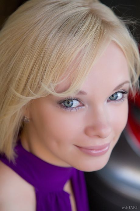 Seksowna blondynka Feeona A na wysokich obcasach pokazujących owłosioną cipkę i gorącą dupę z bliska
