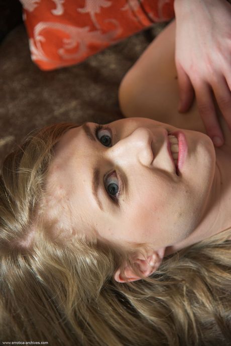 Russian venus Eva Gold gets naked with grace