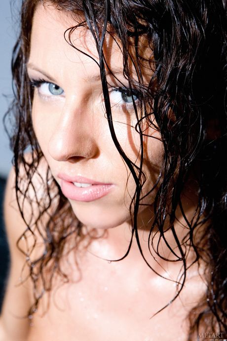 Pretty Teen Rebecca C tar bort hennes underkläder och strumpor för att posera naken
