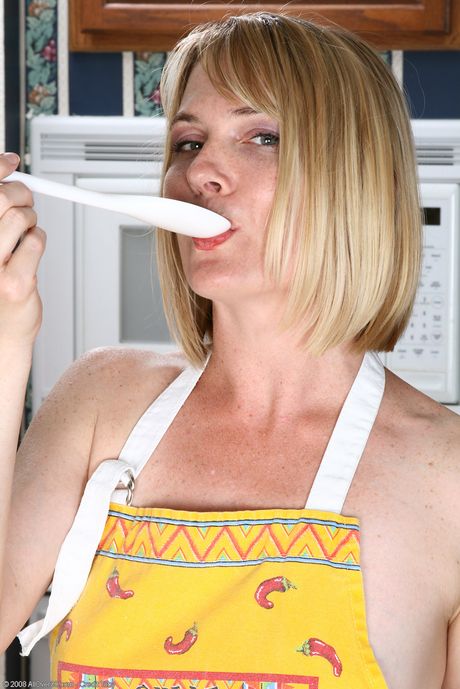 Sexy Milf Brittany viser frem sin store bytte og hennes deilige fitte
