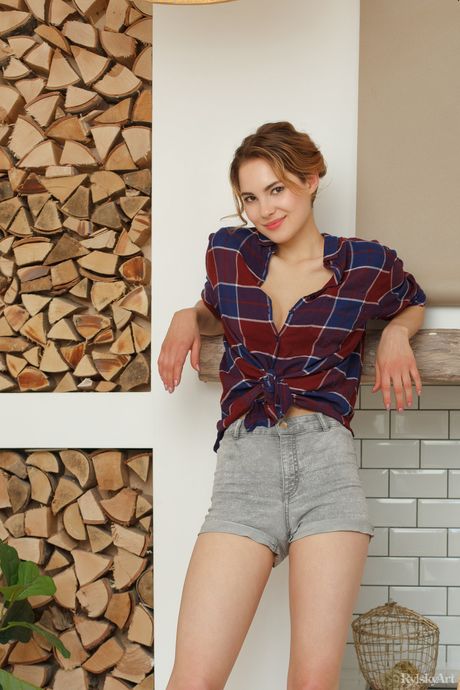 사랑스러운 십대 다이애나 잼이 주방 카운터에서 모든 것을 벗고 있습니다.
