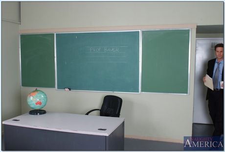 Loira maca de óculos Amy Moore recebe sua twat lambida e idiota por sua professora