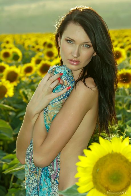 Piękny nastolatek Izolda M dostaje nago na kocu na polu
