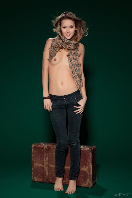 Sexy Brünette giftig A entfernt ihr Höschen und zeigt ihren großen Kitzler aus
