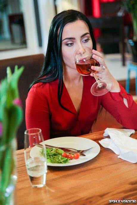 Private: Fristende teen ana rose får hendes fisse slikket og boret af en bind for øjnene mand