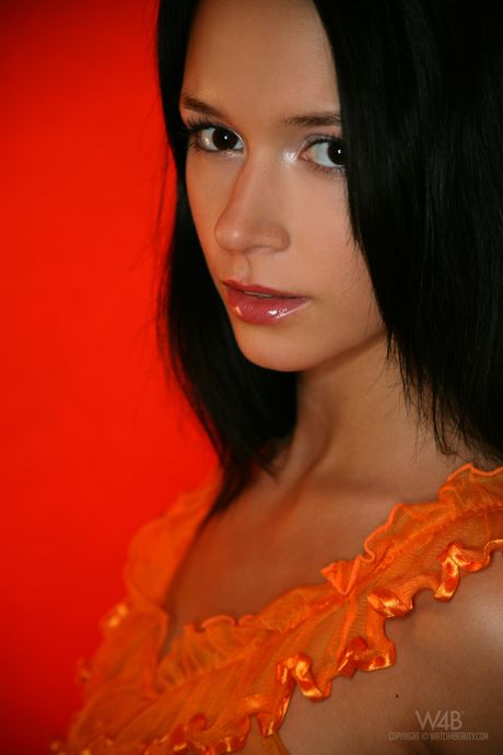 Mørkhåret tenåring gwen fjerner se gjennom undertøy for å modellere naken
