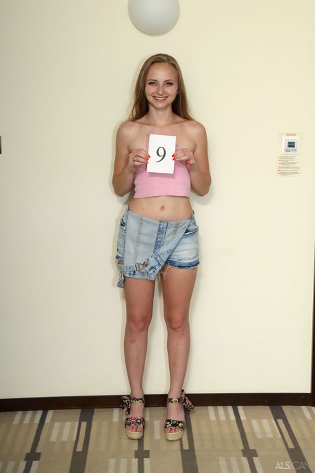 Teen Lady Bug viser hendes små bryster og barberet fisse
