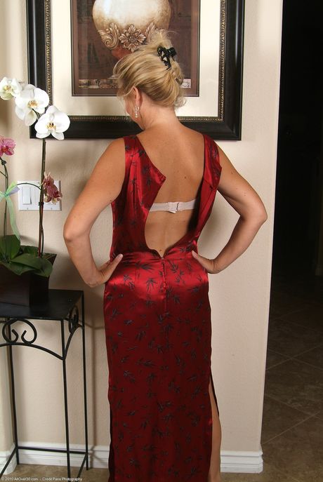 Amateur MILF Cricket reveals her big tits and her hot ass in a solo