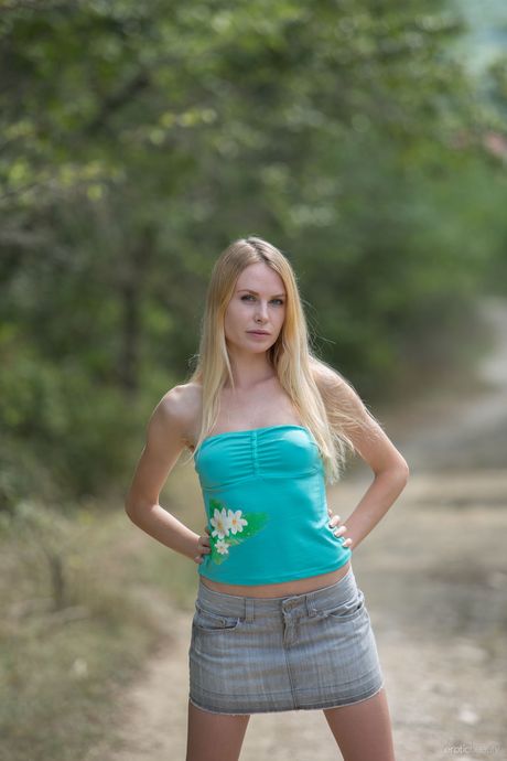 Blonde teen Maria Rubio shows off her beautiful body in the nude