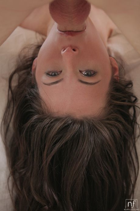 몸집이 작은 십대 베로니카 라드케가 면도한 음부를 조입니다.
