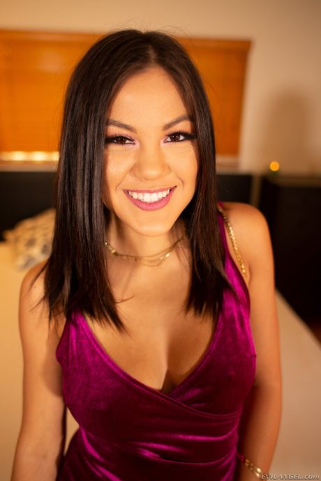 Evil Angel: 亚洲艳星肯德拉-斯派德穿着一双高跟鞋脱衣舞